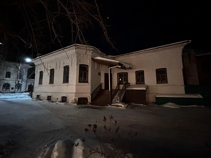 Продается "Дом Макарова с магазином",  площадью 338,5 кв. м и Земельный участок, площадью 433 кв. м,  Красноярский край, г. Енисейск, ул. Ленина, дом 110